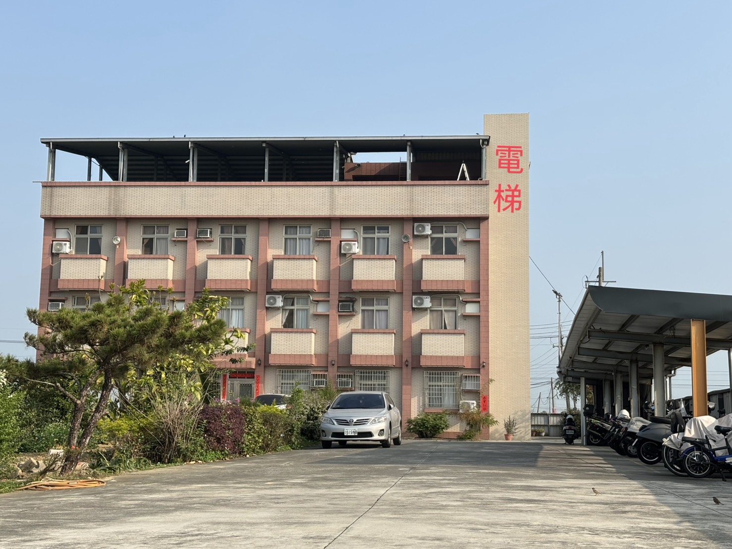 環境清幽、附有電梯、也有陽台、座北朝南、通風安靜、採光好、有子母車