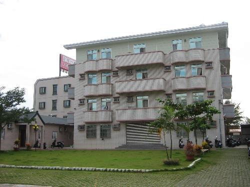 鄰近學校且1分鐘至校園, 24hr安全監控且磁卡門鎖