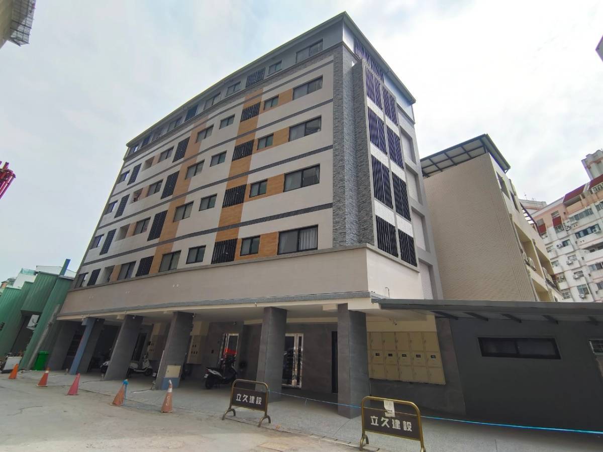 全新剛完工獨立陽台套房，既享有小巷內安靜單純住宅空間，又有中山醫、高工商圈方便機能。房型：全新完工、間間陽台套房(電梯)