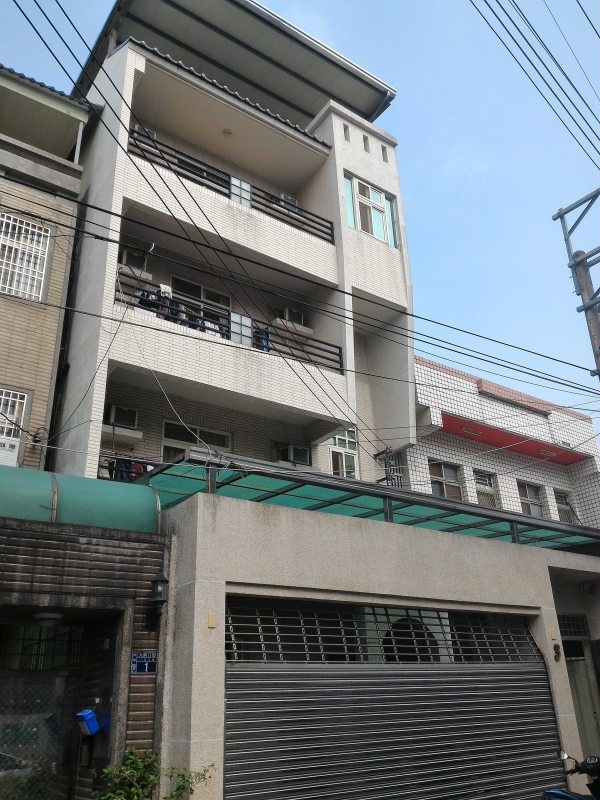 套房14間，戶戶採光，住宅安靜全面禁菸、禁寵物，陽台套房5500元，套房5300元，都有機車停車位。