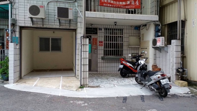 房間格局方正且均有對外窗戶空氣流通，門口備有機車格方便停車，近學校及附近商家步行可至，生活機能良好。