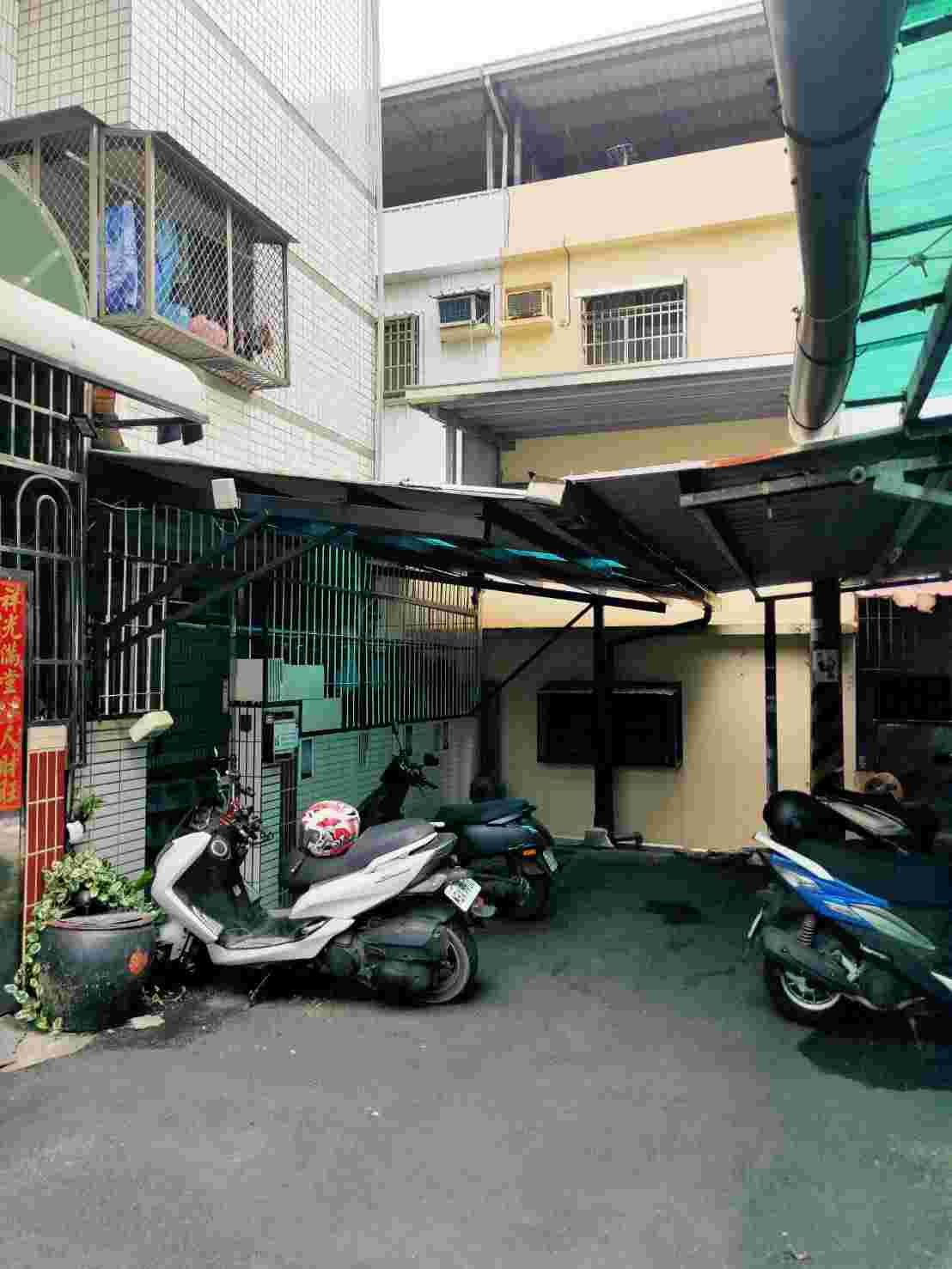 學校體育館後方，步行可達，騎機車約5分鐘可至輔英科大門