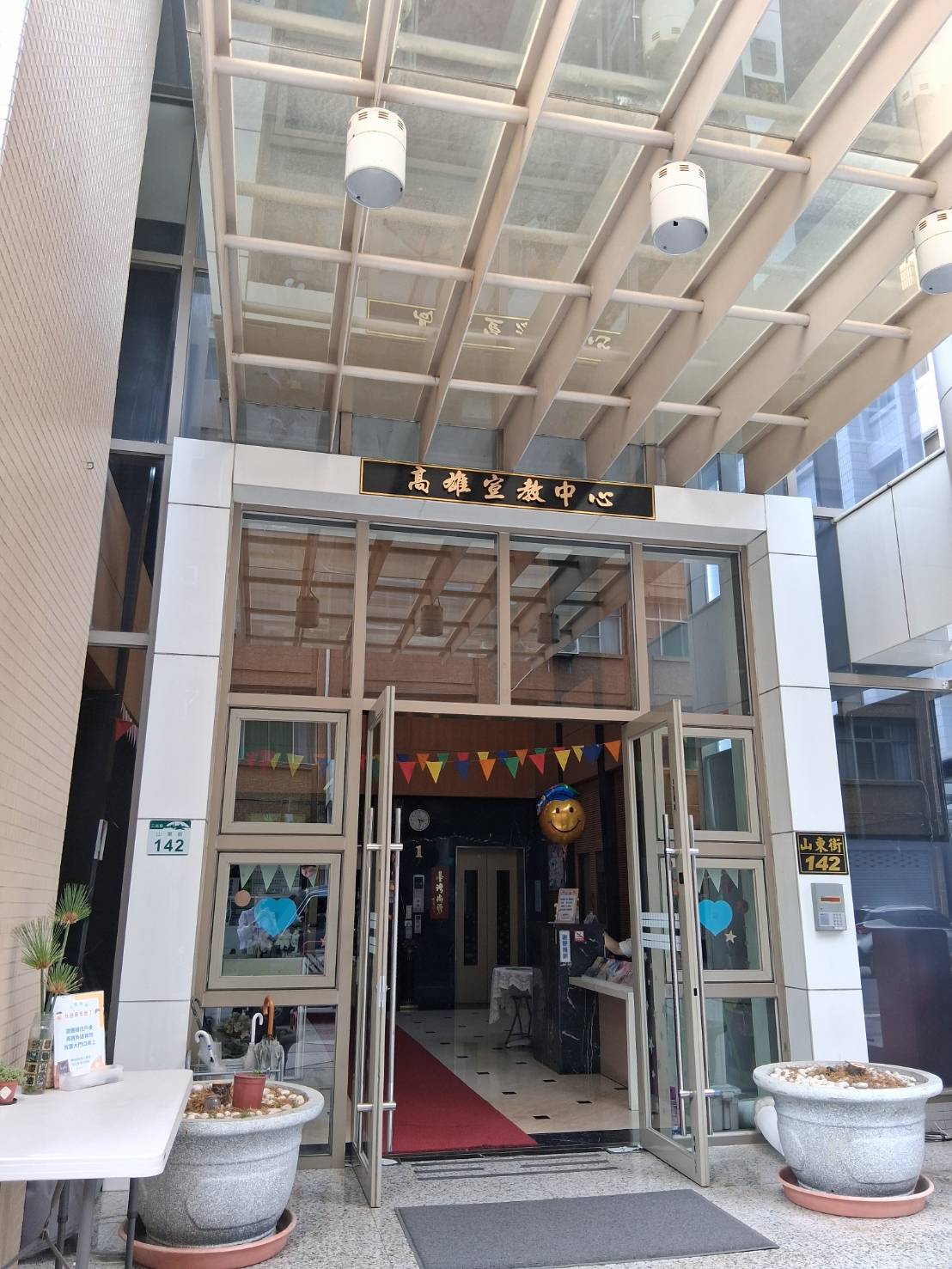 近高醫大學，各項生活機能佳，獨立套房出租，房間採光佳，大樓管理型住宅有電梯，可申請租補。