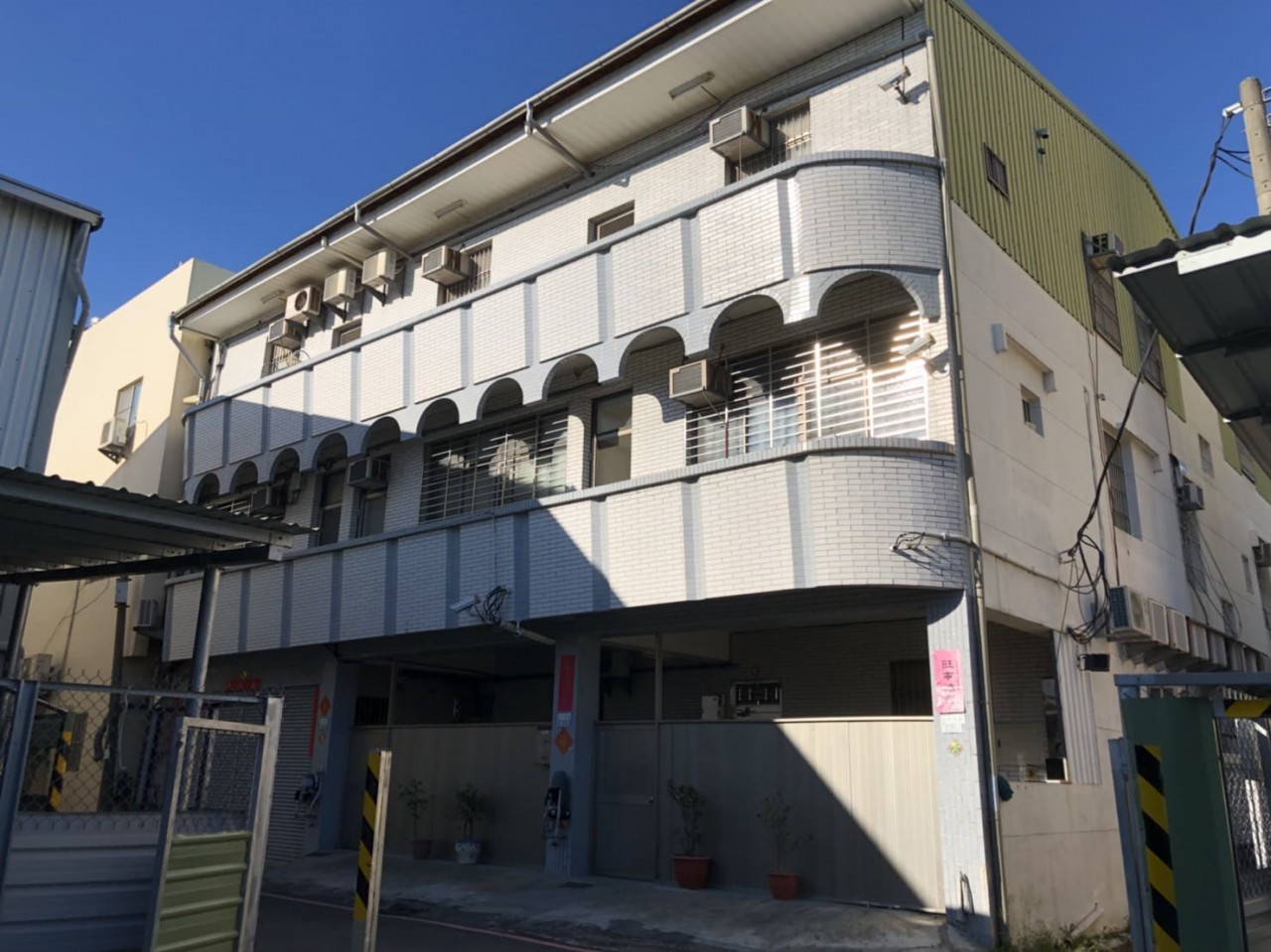 1.套房6坪13間,2.全新傢俱,3.地點佳:步行5分鐘至崑科大,步行1分鐘至肯德基(KFC), 康是美及寶雅。4.環境佳:安全(房間裝有煙霧偵測器),5.乾淨(有專人清掃垃圾及回收分類),6.採光通風良好。7.附有個人室內機車停車場及室外曬衣場。8.全新RO逆滲透飲水機及全新洗衣機。