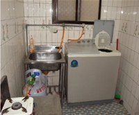 分兩層樓，一樓住男生，二樓住女生，室內樓梯封住