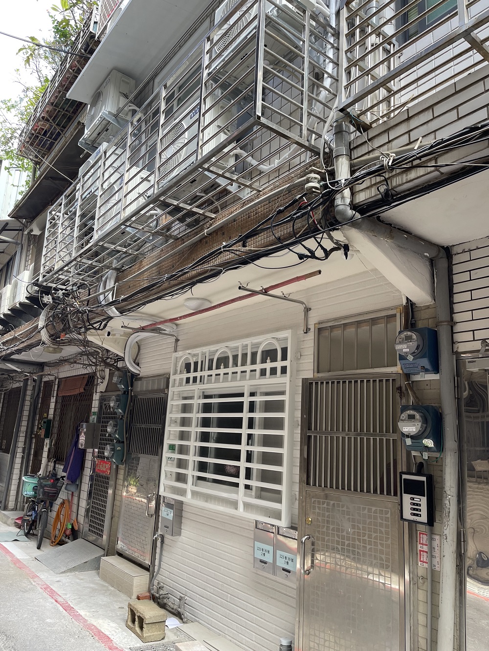 生活機能優、離校近、交通方便、重新裝潢(限男生)，可租整棟或整層或套房