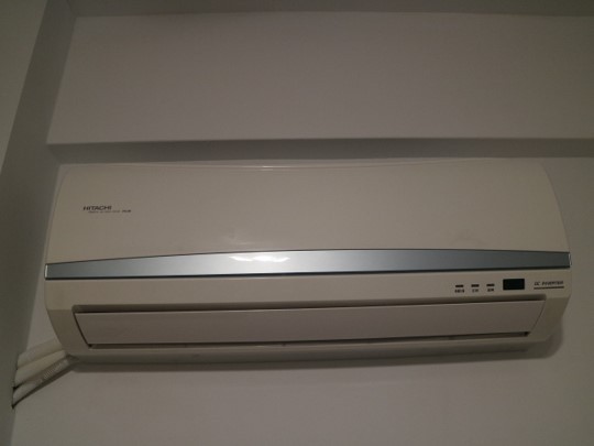 全棟高CP值1.全棟無䑕、無蟑、無蟻每星期一皆幫倒垃圾,不會有倒垃圾困擾。2.三用日立變頻冷暖氣空調,無論寒流、酷熱或長時間下雨潮濕,皆可空調,生活舒適。3.個人自用洗衣機方便安全又衛生。4.個人陽台曬衣場【半日照】,安全方便又不與人複雜。5.浴室、房間皆有直接對外窗戶,平時有龍捲風自然捲通風舒適,