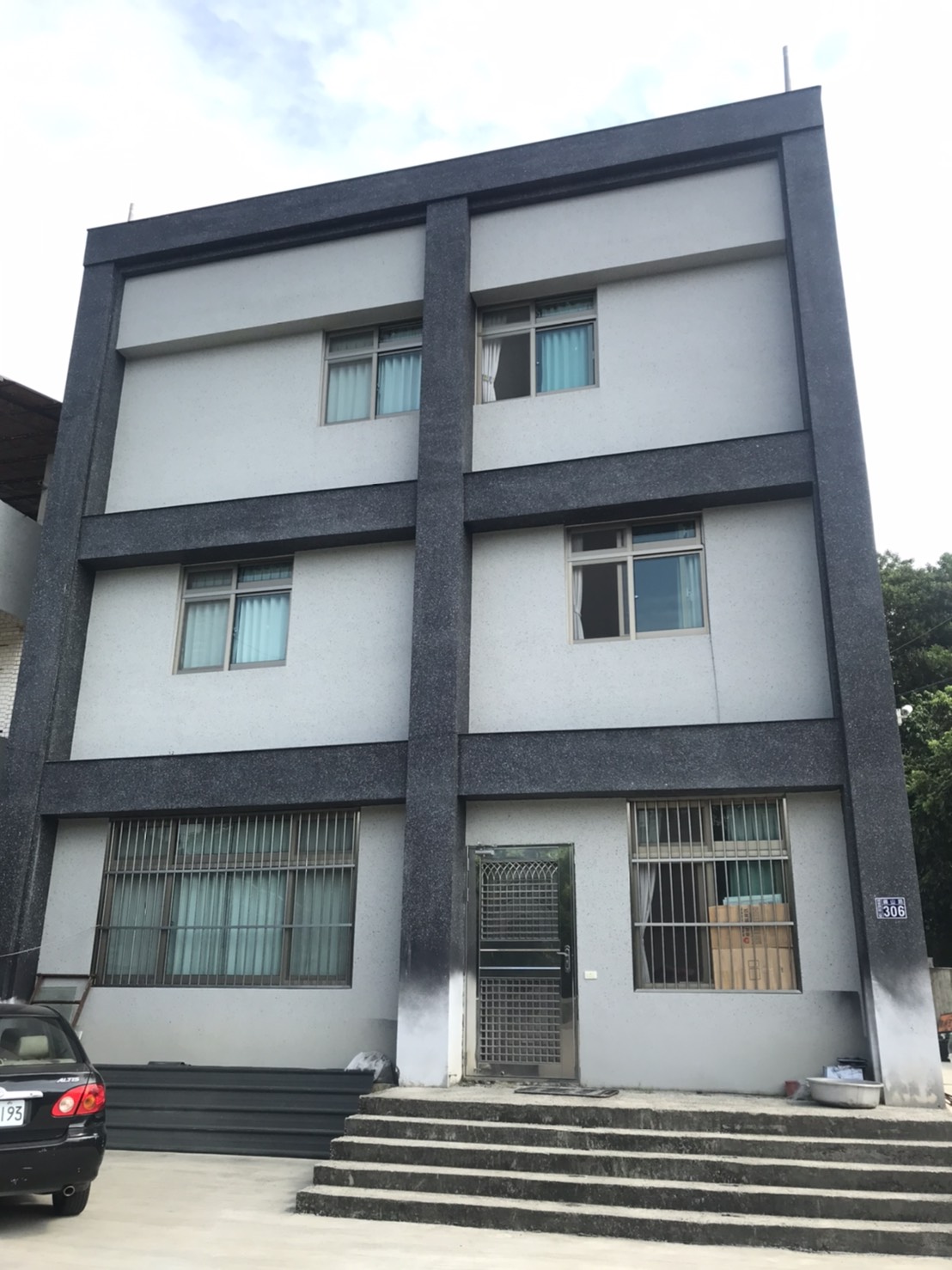 居住環境清靜，房間採光佳，距學校近騎車約十分鐘
