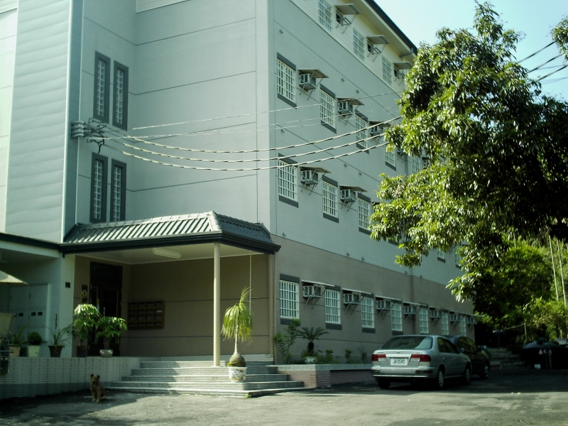 學生套房，環境清幽，皆有對外窗戶，有停車場，鄰近暨南大學機車道