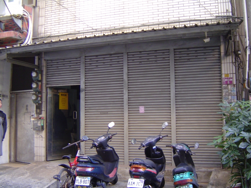 生活機能優，樓下就是全家便利商店，1分鐘步行至學校，房間採光佳，環境整潔安靜