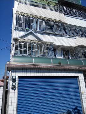 套房，距嘉大蘭潭校區及吳鳳南路皆近，生活機能佳，環境寧靜；全棟使用太陽能熱水器，安全性佳