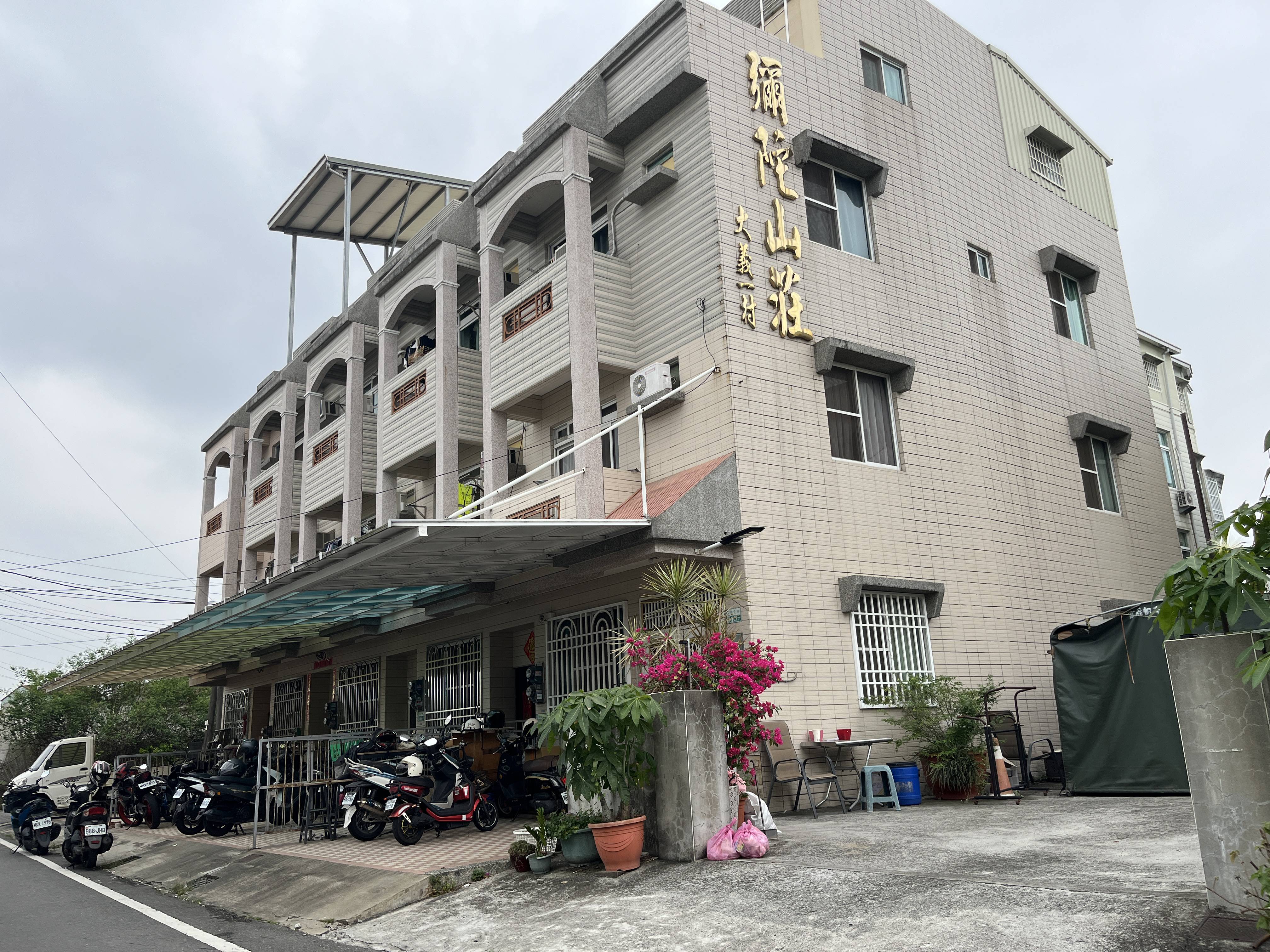 整棟4樓有對外窗戶、有陽台、可停車。