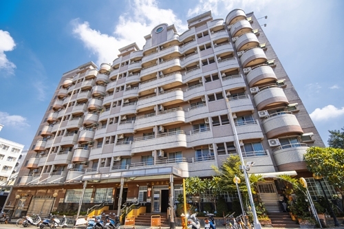 1.CCTV+管理員 2.變頻分離式冷氣 3.感應式門禁 4.定期消防安檢申報 5.定期公安申報 6.導入"中保好生活"APP 7.包水包網路 8.防焰裝潢