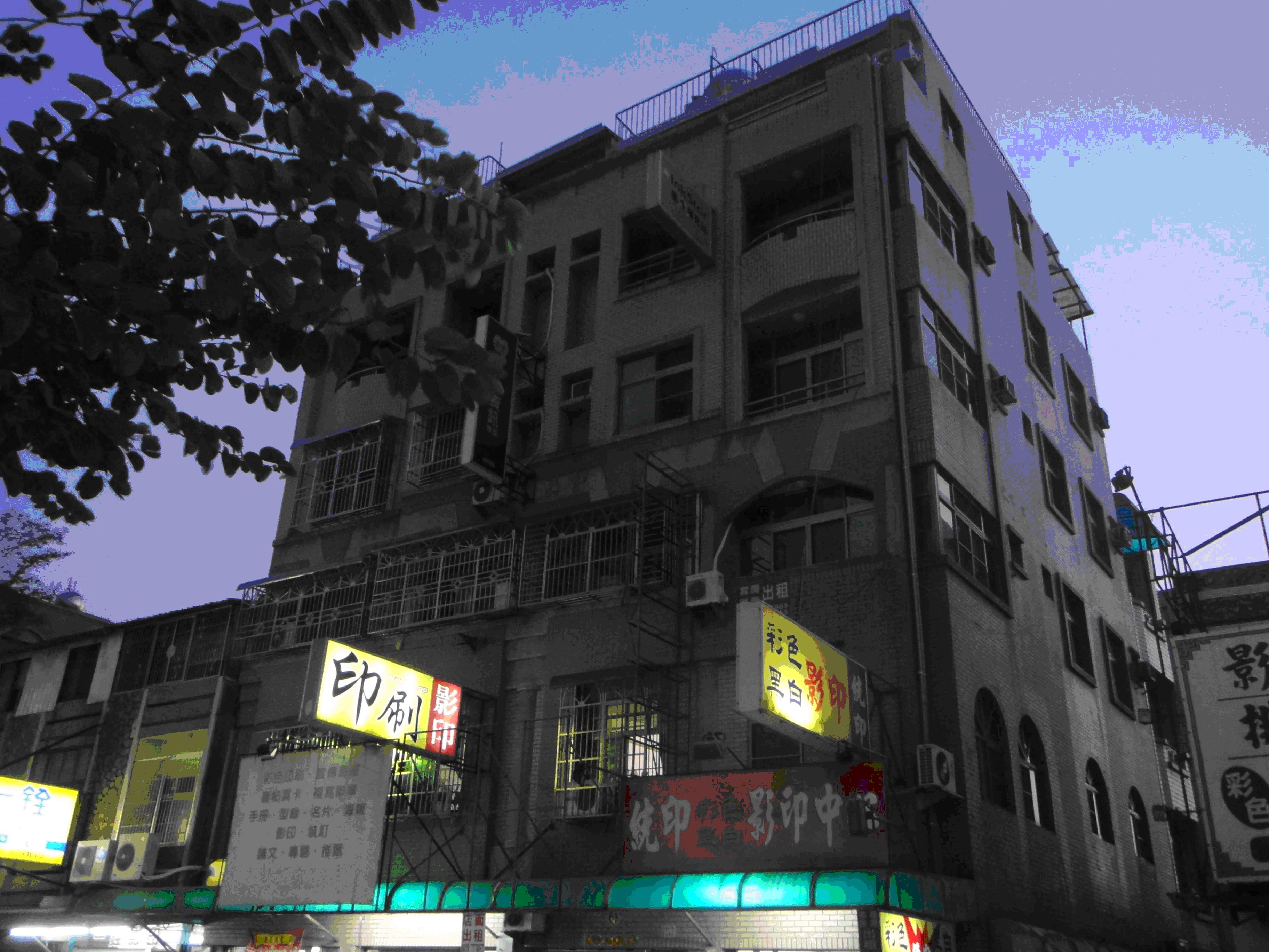 彌陀路上透天公寓,套房/雅房出租,雅房包水電,獨立水泥隔間,前面間有陽台.間間有窗戶 ,4333/月,冷氣,電視,第四台,光纖網路齊全 近嘉工,網球場,週邊生活機能完善 連絡電話: 0929585905 張先生