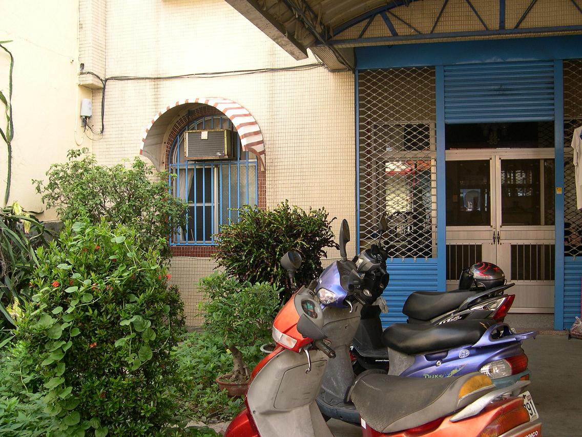 房屋格局方正，前有庭院，還有客廳、廚房 室內採光通風佳、水泥隔間，均有窗戶，每個房間都附冷氣、書桌椅及衣櫥