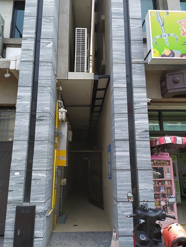 屋況新、安全設施完善、生活機能佳(家樂福正對面)、近學區