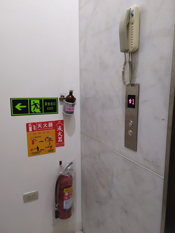 屋況新、安全設施齊全、生活機能佳(家樂福對面)