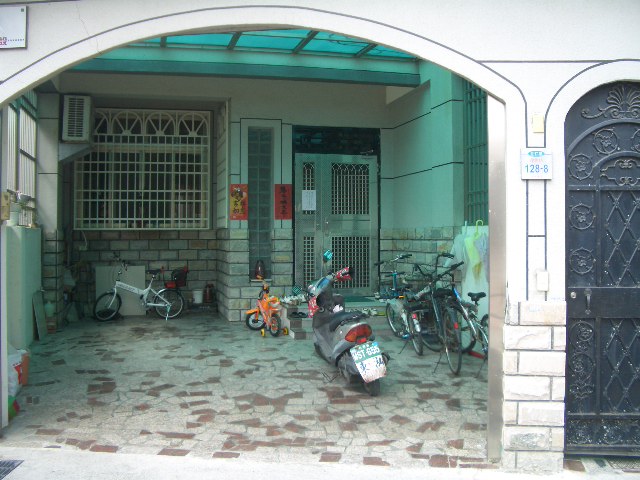 整棟租，讀書的好地方，生活機能便利，有車庫及客廳，離校約700公尺，8房1聽7衛1車庫，房間大小坪數3~10坪，可住10~11人。上學很方便喔。