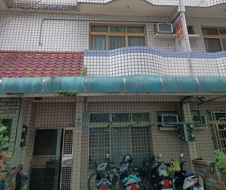 目前無空房------四層樓房,每層樓都有衛浴設備、消防設施及獨立電表,每個房間都有陽台、落地窗、冷氣機、書桌、椅子、木質床架、木質衣櫃、置物鐵架與獨立電表,電費各自以台電費率計算。電冰箱、飲水機、烘衣機與2台洗衣機均放在1樓共用