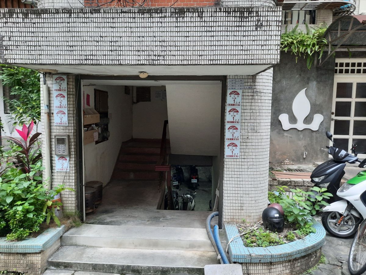 安全、舒適、安靜、距校近、生活機能良好。