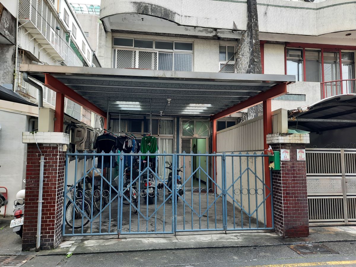 近宜大走路2分鐘，鄰近7-11及全聯，生活機能佳，大套房具兩套設備，一間可住兩人。