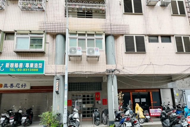為單純之住宅大樓，大馬路上，旁有全家，近宜大，生活機能佳，機車3分鐘到學校，房屋結構健全，皆有定時保養清潔。