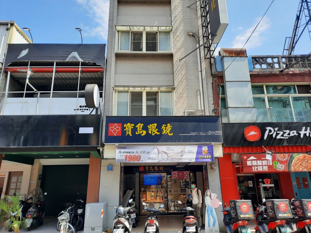 一層兩戶獨立套房,住戶單純安靜,採光好,通風佳,有 24 小時監視設備。可一人入住或兩人入住,一人入住租金每月8000元,兩人入住租金每月9000元 。每戶套房坪數 12 坪,套房內有獨立乾濕分離衛浴設備,採用電熱水器 每戶均有陽台,樓梯間有消防設施及獨立電表。