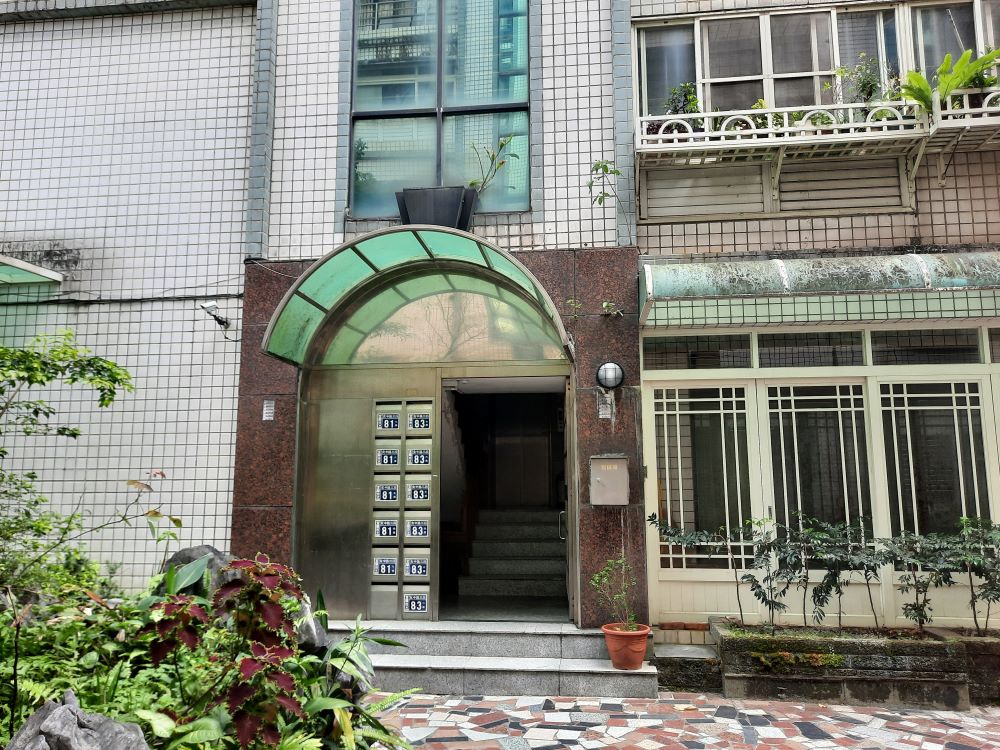 近宜大，步行1分鐘內，家庭式套房，採光佳。