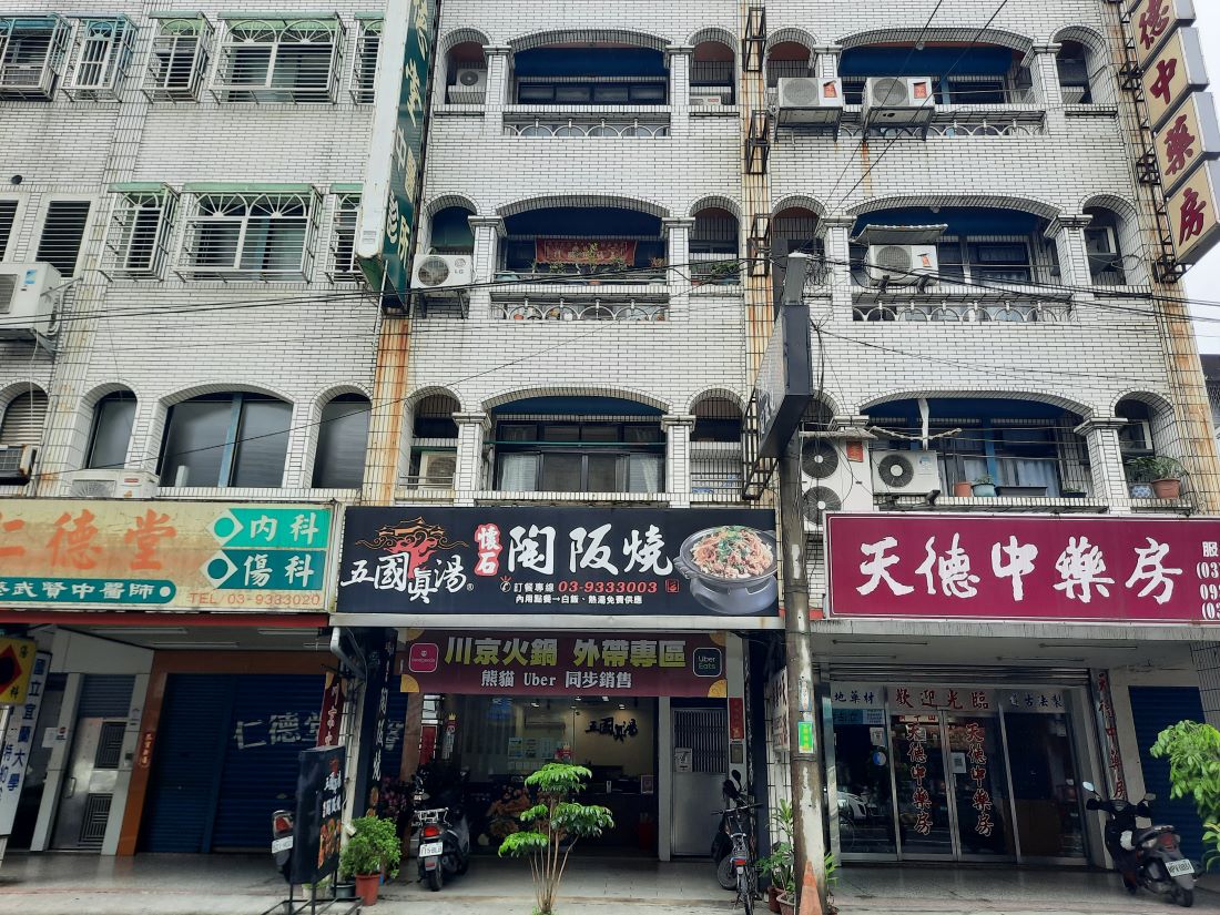 1.位於宜大生活商圈，生活機能佳。2.下樓整條街餐飲店，雨天不用騎車找東西吃，洗衣晾衣不用跑頂樓。3.步行2分鐘到宜蘭大學，近全聯福利社、文化中心、新月廣場、家樂福。