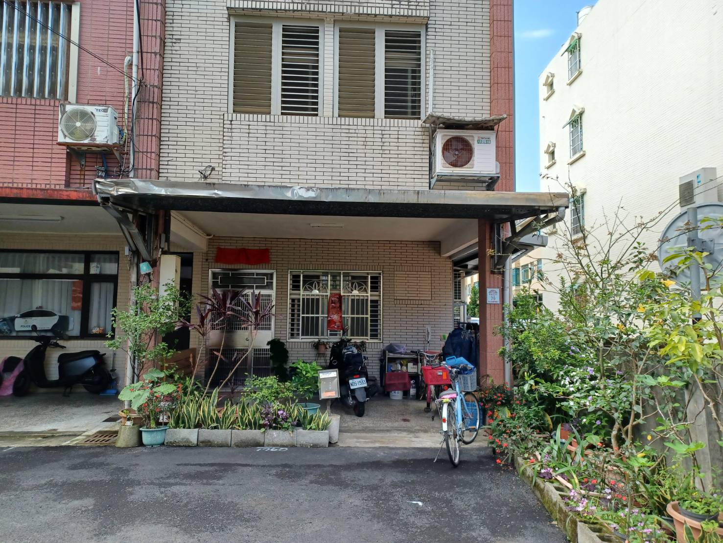 套房出租，限男學生。