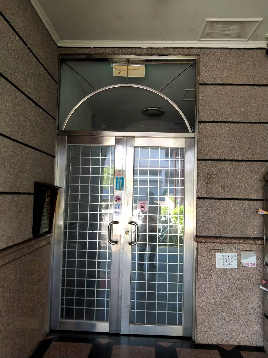 宜蘭大學側門正對面，整層出租3房2廳1衛1陽台，適合同學合租，限大學生台電電費單繳納