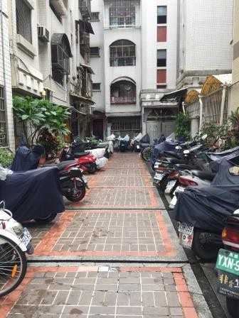 近學校、環境清潔、屋況良好、中庭可停機車