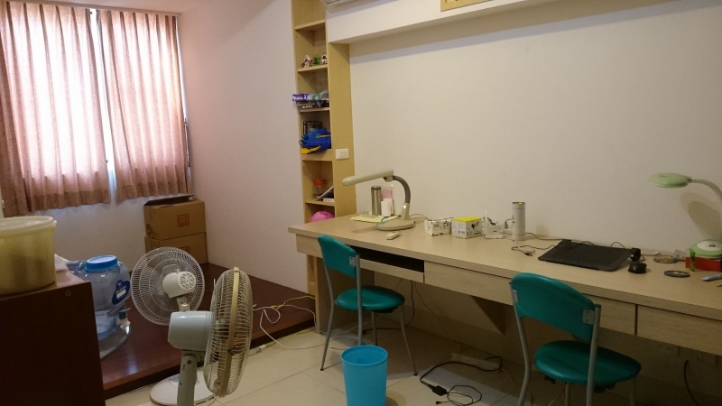 全屋裝潢，房東沒有入住過，位於台糖園區環境清幽。跟建商買的一手屋，有太陽能熱水器、床、書桌、衣櫃、冰箱