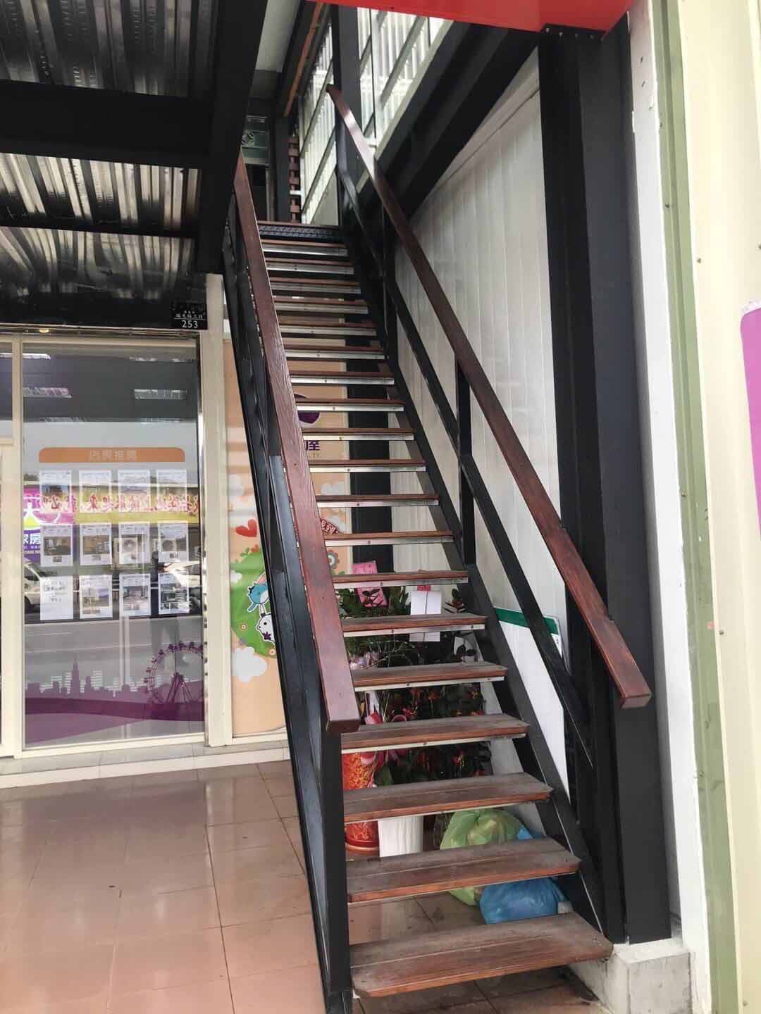 瑞光路精緻雅房(4-6坪) 座落於繁華的屏東瑞光路上近中正路及瑞光夜市 生活機能優 透天4樓 4房雅房 全新裝修,新家具 新冷氣 新冰箱 飮水機等等全部俱全 包水電費(冷氣電除外)免費借用2F大形會議室 獨立樓梯出入。可4房全包/$16000也可租1層2房$8000 1年優惠1月 租金需半年繳