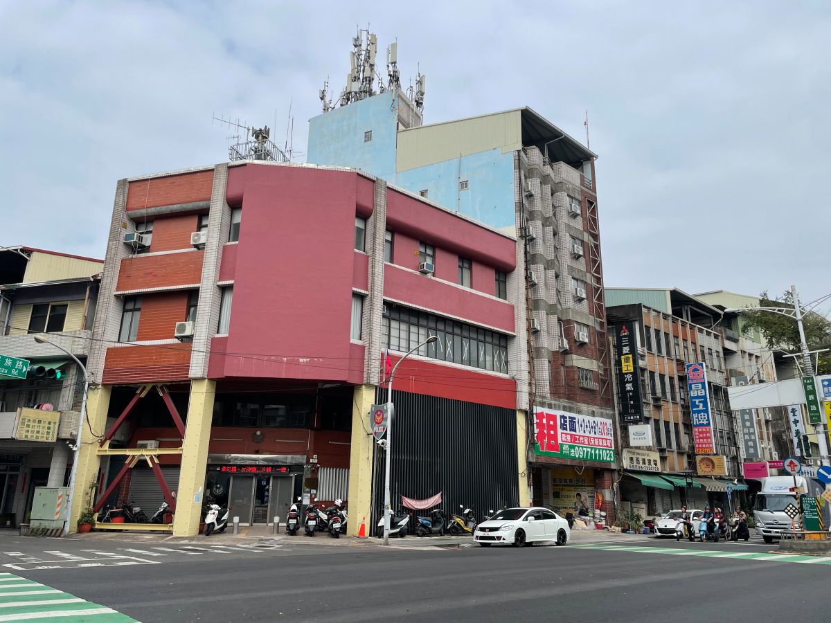 近火車站步行4分鐘.隔壁是派出所.全新一級節能家電及家具.房間衛浴皆開窗.40吋聯網電視.1000MB網路.大門電梯磁扣各層管控.飯店式大水量熱水器
