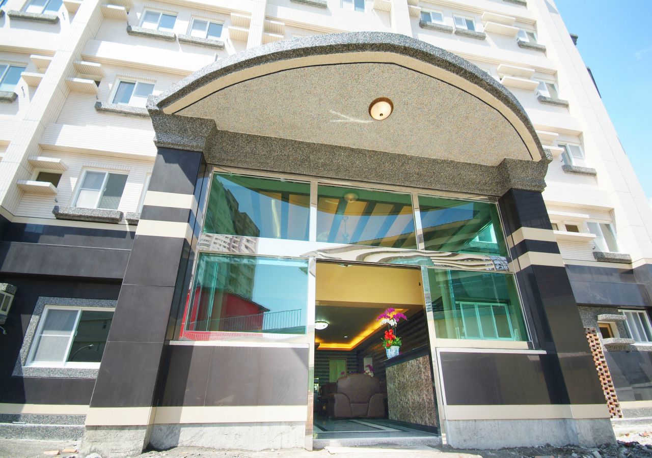學生飯店式套房出租，家具家電嶄新配備，鄰近學區、環境單純、生活機能完善