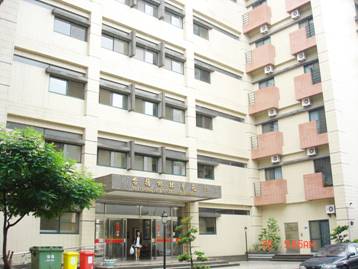地下一層，地上六層、符合教育部安全規範的大型學舍