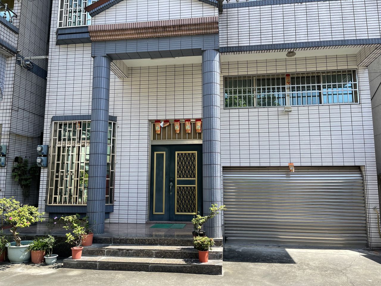 3樓透天別墅，民生校區側門演藝廳後面之香楊社區，距離民生/屏商校區車程約3分鐘！(四人包棟出租)