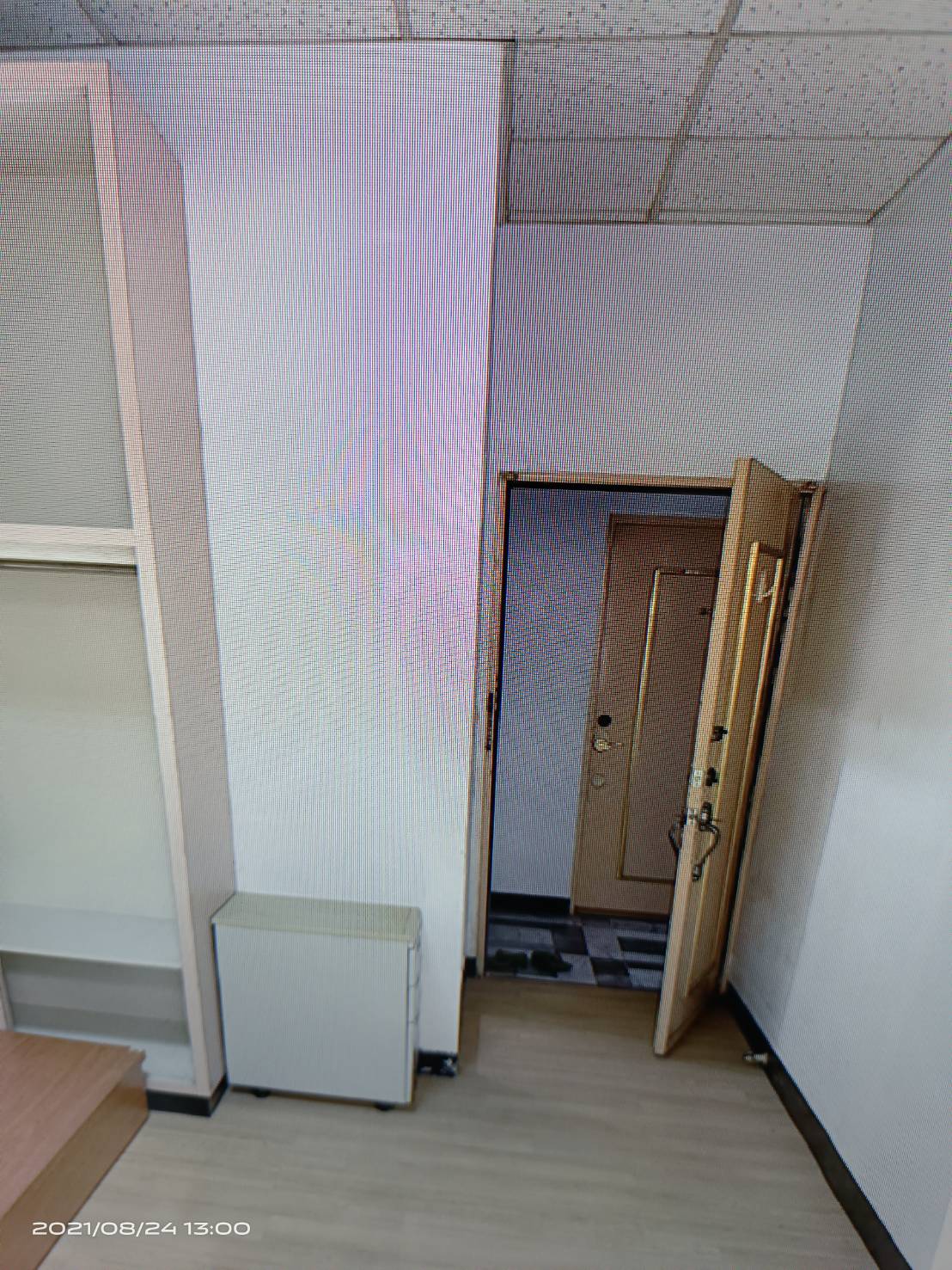 近西子灣捷運站，套房採光良好，近中山大學。