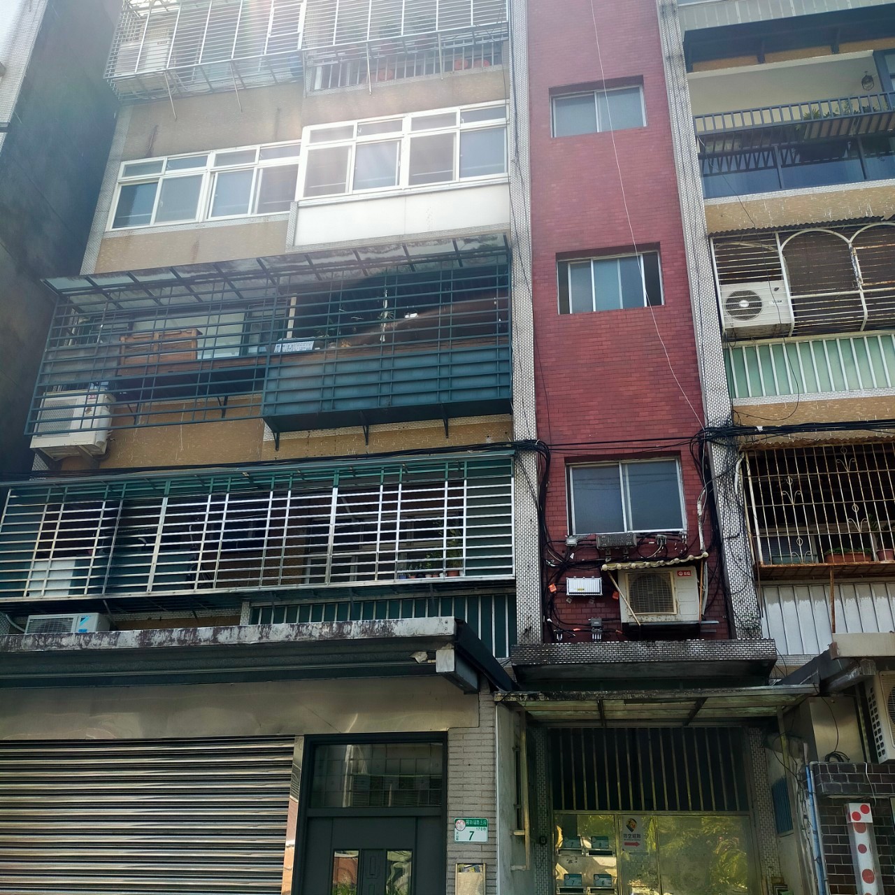 鄰近公館校區，步行5-10分鐘可達
