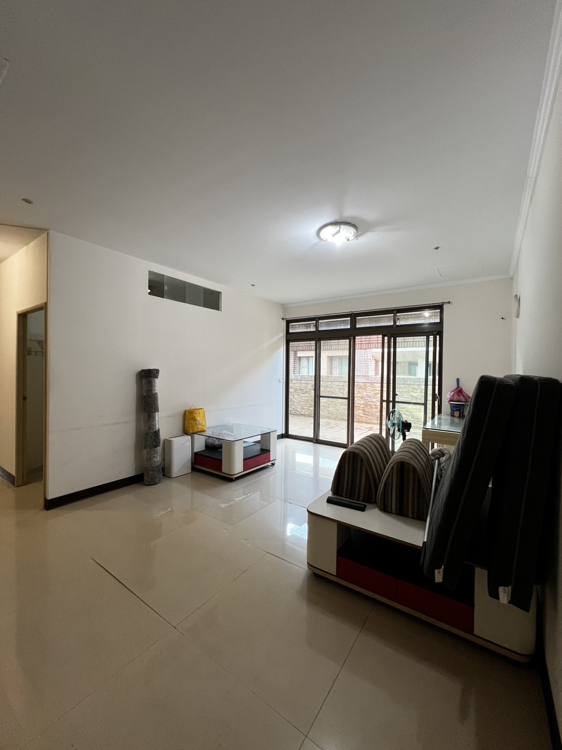 整戶出租,1間套房、5間雅房,3衛1廳,適合7人以上合租(Whole apartment for rent: 1 studio room, 5 single rooms, 3 bathrooms, and 1 living room. Suitable for shared living by 7
