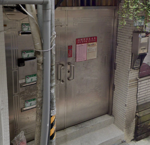 交通便利，東門捷運站出口，Ubike很多，生活機能佳，東門市場，全聯都在附近。(三人行，希望三位學生互相認識)