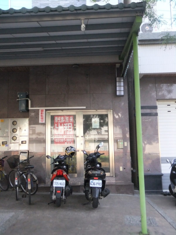 單人套雅房，限學生居住，300M wifi光纖網路，整棟共7隻監視器，獨棟建築