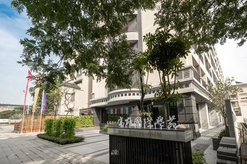 1. 離校近,步行過馬路,即到校園 2. 每戶獨立陽台、衛浴及電錶 3. 每戶皆附屬專屬地下停車位 4. 有管理員及攝影機,安全性佳,代收郵件及包裹