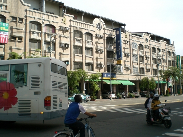 6間套房8～12坪，租金3800~4800元，水免費+公電免費+網路免費+熱水免費+洗衣機免費=五免。
