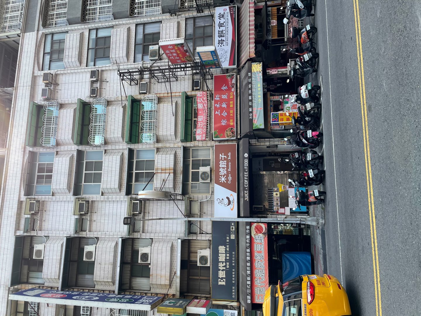 一層樓兩間雅房，皆有對外窗採光良好，後門正對面過馬路就到學校。