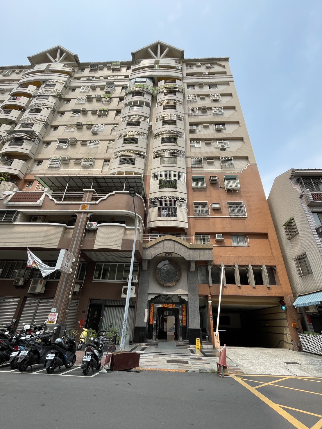 離文藻大學鼎中路校門200公尺 走路3分鐘 衣食住行都方便
