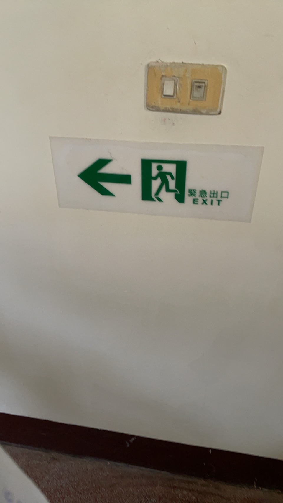 目前月租車位3個！意者電洽！就在雲科側門旁、芒果樹綠色隧道邊5分鐘到校，房間設施完善，明亮通風，每間房間都有向外開窗戶