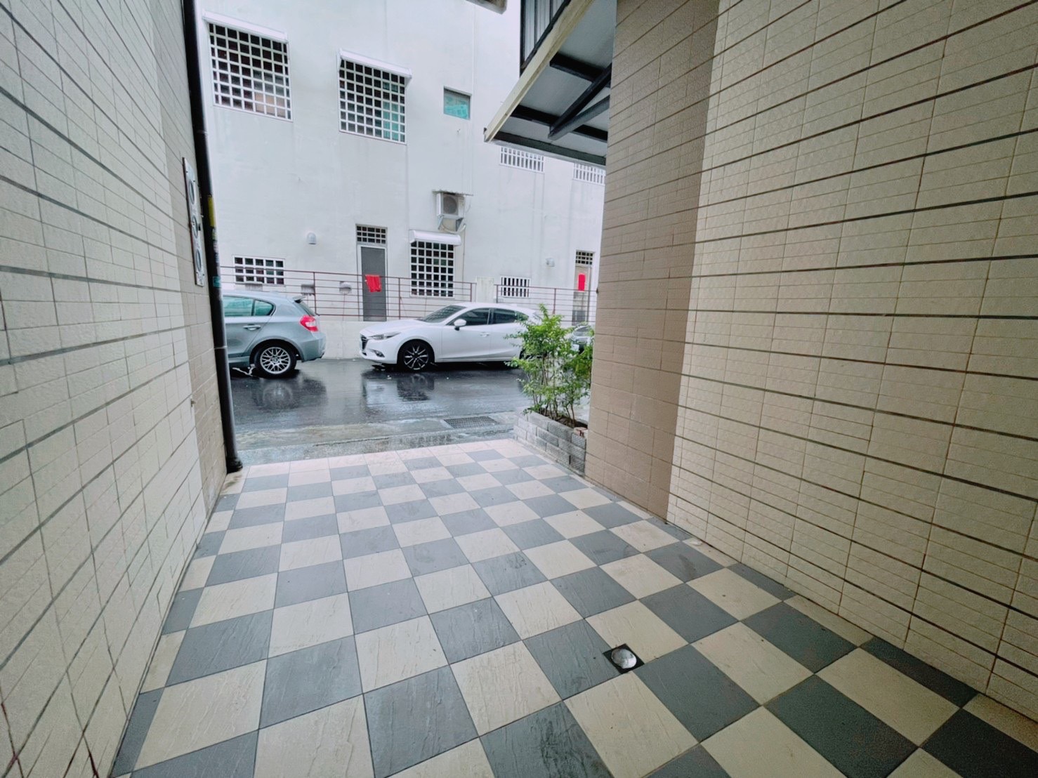 嘉東南路學生套房，設備齊全，獨立衛浴，採光通風優良，大門電子感應鎖，安全可靠！公共洗衣大露台，飲水機，生活超方便。